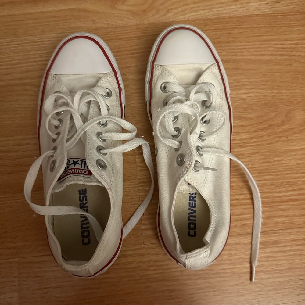 Low top converse size 7 women’s.